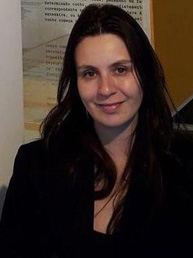 Marcela Haddad com uma blusa preta sorrindo
